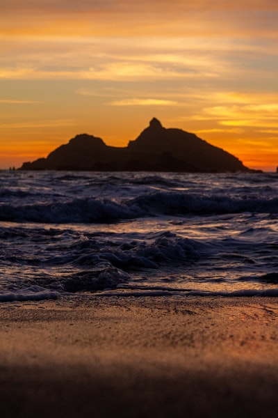 日落时海浪拍岸